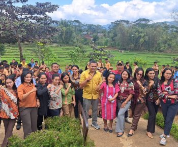 Anggota Paskibraka di Ruteng Diapresiasi, Dapat Bingkisan Yanto Nahat