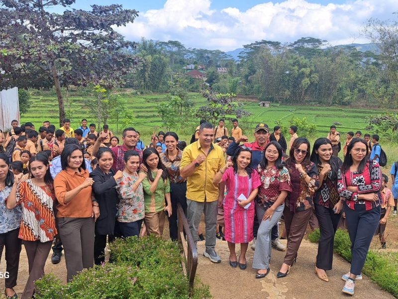 Anggota Paskibraka di Ruteng Diapresiasi, Dapat Bingkisan Yanto Nahat