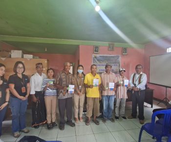 Diserahkan Ignacio, Tenaga Kerja Rentan di Wae Ri’i Dapat Kartu Jaminan Sosial