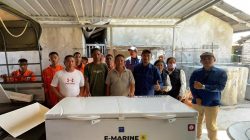 PLN UIP Nusra Dukung Kesejahteraan Nelayan Desa Tablolong melalui Program TJSL Electrifying Marine