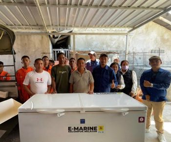 PLN UIP Nusra Dukung Kesejahteraan Nelayan Desa Tablolong melalui Program TJSL Electrifying Marine