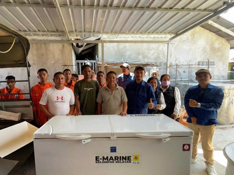 PLN UIP Nusra Dukung Kesejahteraan Nelayan Desa Tablolong melalui Program TJSL Electrifying Marine