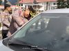 Polres Manggarai Bagikan Bendera Merah Putih ke Pengendara
