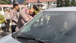 Polres Manggarai Bagikan Bendera Merah Putih ke Pengendara