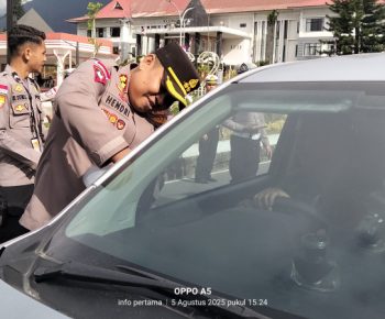 Polres Manggarai Bagikan Bendera Merah Putih ke Pengendara