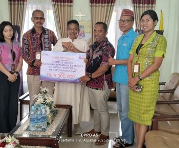 Bank NTT Cabang Ruteng Kembali Bantu Paroki Katedral Ruteng
