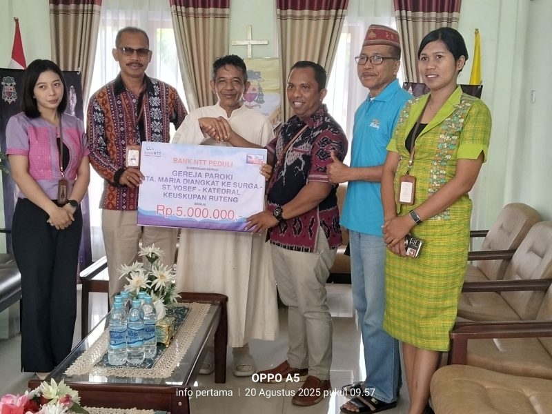 Bank NTT Cabang Ruteng Kembali Bantu Paroki Katedral Ruteng