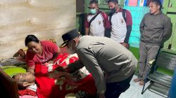 Hangat dan Humanis, Kapolres Manggarai Sambangi Dua Anggota Sakit