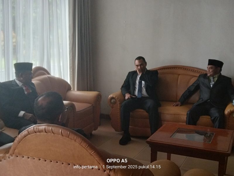 Rotasi Lingkup Pemda Manggarai, Sejumlah Eselon II Gunakan Setelan Jas