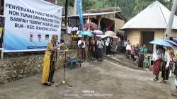 Sapa Warga Liang Bua, Hery Nabit Rela Kehujanan