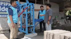 Berkualitas dan Hemat, Bantuan FABA dan Mesin Cetak PLN UIP Nusra Sokong Produksi UMKM Batako Gunung Sari
