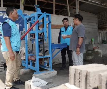 Berkualitas dan Hemat, Bantuan FABA dan Mesin Cetak PLN UIP Nusra Sokong Produksi UMKM Batako Gunung Sari