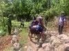 Gotong Royong Satgas TMMD Kodim 1612/Manggarai Pasang Telfor di Desa Rado