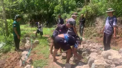 Gotong Royong Satgas TMMD Kodim 1612/Manggarai Pasang Telfor di Desa Rado