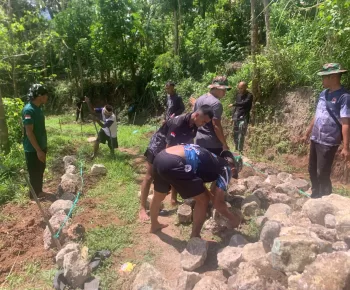 Gotong Royong Satgas TMMD Kodim 1612/Manggarai Pasang Telfor di Desa Rado
