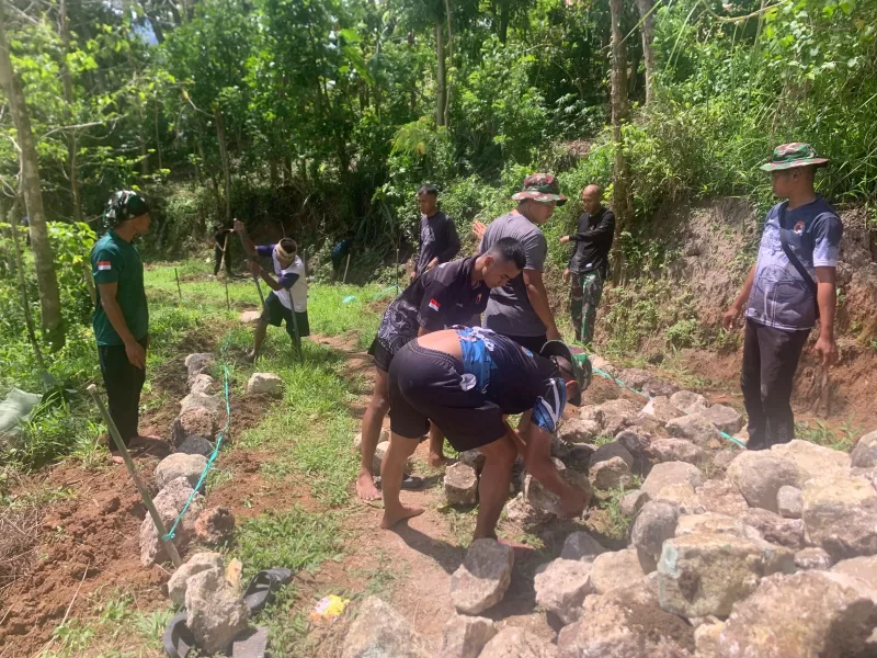 Gotong Royong Satgas TMMD Kodim 1612/Manggarai Pasang Telfor di Desa Rado