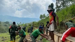 TMMD ke-126, Kodim 1612/Manggarai Bersama Warga Perbaiki Irigasi di Desa Pinggang