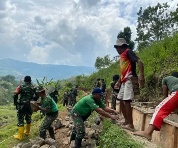 TMMD ke-126, Kodim 1612/Manggarai Bersama Warga Perbaiki Irigasi di Desa Pinggang