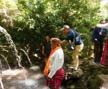 Diskominfo Fasilitasi Penggarapan Konten Digital Wae Sosor Alo di Desa Mata Wae