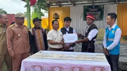 PLN UIP Nusra Salurkan Bantuan untuk Pemugaran Kantor Desa Ulubelu di Sekitar PLTP Mataloko