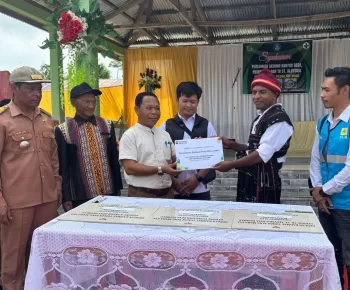 PLN UIP Nusra Salurkan Bantuan untuk Pemugaran Kantor Desa Ulubelu di Sekitar PLTP Mataloko