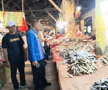 Pemkab Manggarai Sidak Harga Barang Kebutuhan Pokok Jelang Perayaan Natal dan Tahun Baru 2025 di Pasar Inpres Ruteng