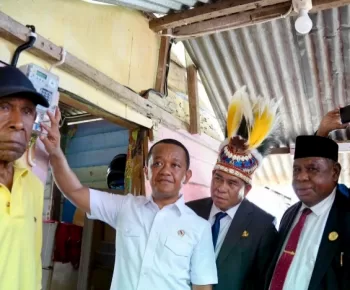 Sambung Listrik 100 Keluarga Prasejahtera, Kementerian ESDM Bersama PLN Lanjutkan Penyaluran Program BPBL di Fakfak