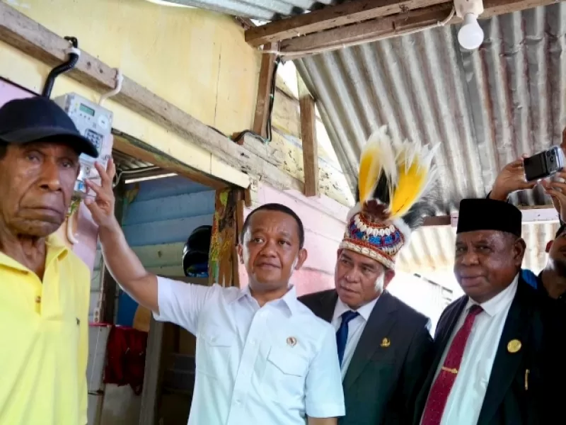 Sambung Listrik 100 Keluarga Prasejahtera, Kementerian ESDM Bersama PLN Lanjutkan Penyaluran Program BPBL di Fakfak