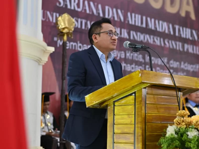 Romo Ledobaldus Roling Mujur menegaskan pentingnya daya kritis, inovasi, dan adaptasi Gen-Z menghadapi era post-truth kepada para wisudawan Unika St. Paulus Ruteng