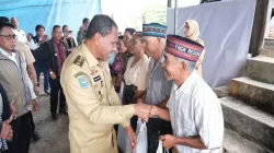 Wagub Johni Asadoma Serahkan 250 Paket Sembako ke Kampung Redong