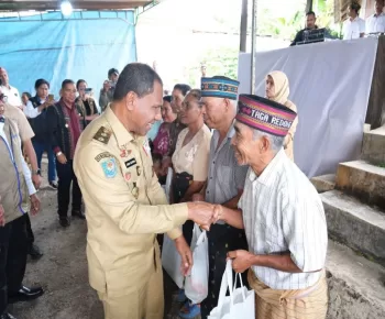 Wagub Johni Asadoma Serahkan 250 Paket Sembako ke Kampung Redong