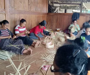 Dukung Pemberdayaan Masyarakat, PLN UIP Nusra Fasilitasi Pengembangan Kerajinan Bambu di Desa Wogo