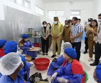 Wakil Gubernur Johni Asadoma Kunjungi Dua SPPG di Manggarai