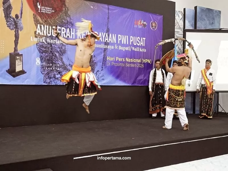 Tarian Caci  Dipanggungi PWI