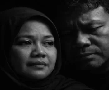 Ketika Kesepian Mengajarkan Cara Berpura-pura Mencintai