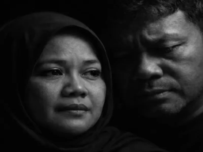 Ketika Kesepian Mengajarkan Cara Berpura-pura Mencintai