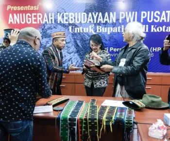 Ketua Dekranasda Titipkan Produk Kerajinan Binaan Manggarai untuk Dewan Juri Anugerah Kebudayaan PWI Pusat 2026