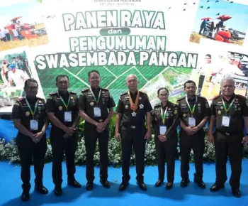 Presiden Prabowo Anugerahkan Tanda Kehormatan bagi Pimpinan Kejaksaan di Panen Raya Karawang