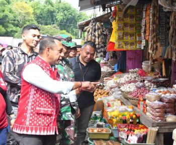 Bupati Manggarai bersama Satgas SABER Pelanggaran Pangan Cek Distribusi dan Pasokan Barang saat Sidak Pasar Inpres Ruteng