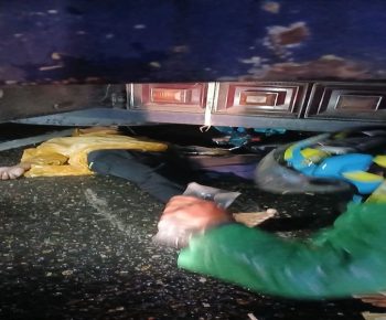 Laju Dalam Kondisi Hujan, Pemotor Hantam Truk Ekspedisi di Manggarai