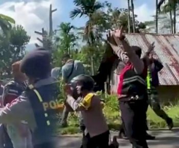Polisi Rela Berlutut Demi Cegah Warga Dua Gendang di Kampung Bung Baku Bunuh