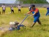 Pakai Mesin Portabel Karya Sendiri, Puluhan Siswa SMK Binakusuma Ruteng Rapikan Lapangan Stadion