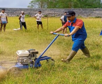 Pakai Mesin Portabel Karya Sendiri, Puluhan Siswa SMKS Binakusuma Ruteng Rapikan Lapangan Stadion