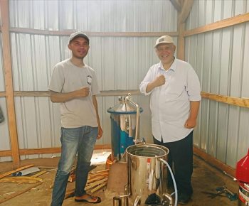 Sekolah Lapangan Penyulingan Minyak Cengkeh Digelar di Desa Ponggeok, KPB TEKAD Siap Tembus Pasar Nasional