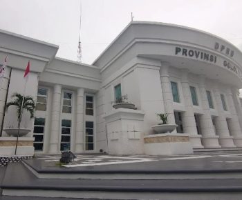 Panas! Diduga Selingkuh, Istri Ketua Fraksi DPRD Gorontalo Labrak Suami Saat Paripurna