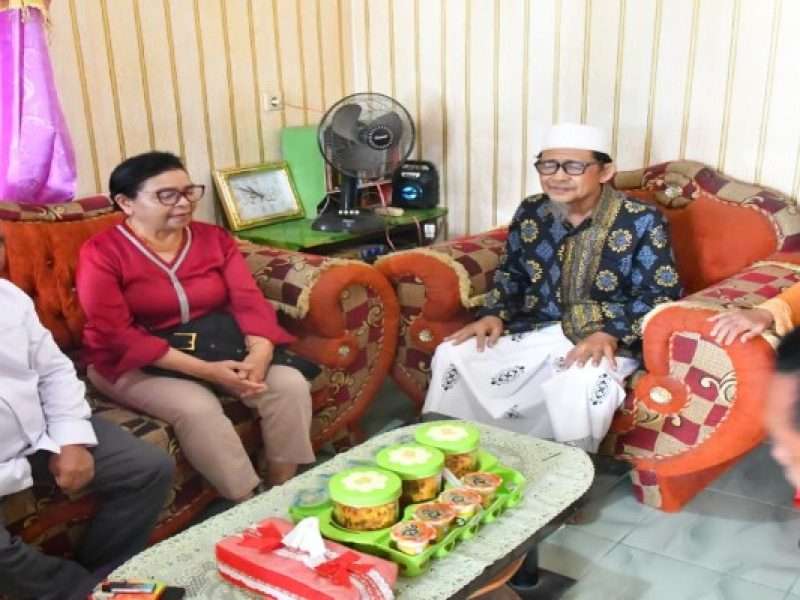 Wakil Bupati Manggarai, Fabianus Abu Silaturahmi Idulfitri Bersama Keluarga Muslim di Reo