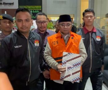 Penampakan Jelang Idulfitri, Eks Menag Yaqut Pakai Rompi Oranye Digiring ke Mobil Tahanan