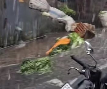 Dagangan PKL di Paris Ruteng Hanyut Disapu Banjir
