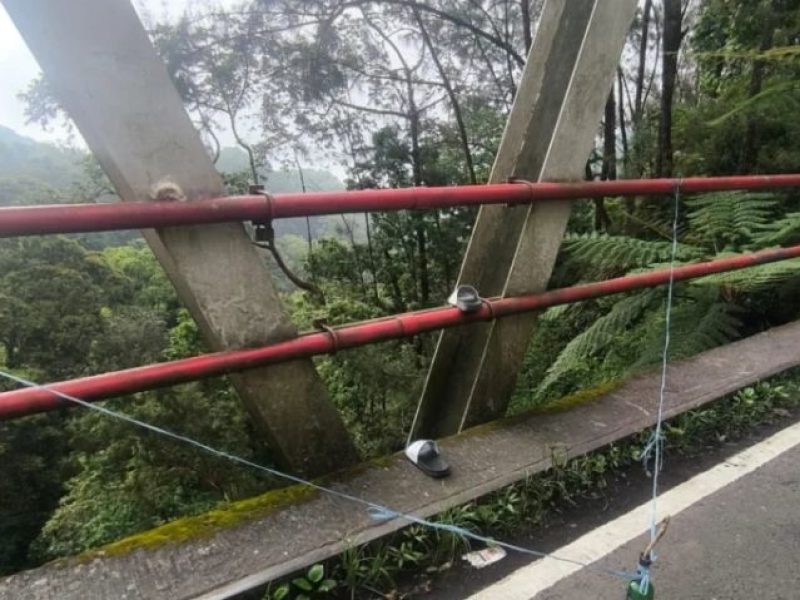 Luka Sunyi di Jembatan Cangar: Ketika Rasa Sakit Tak Menemukan Bahasa