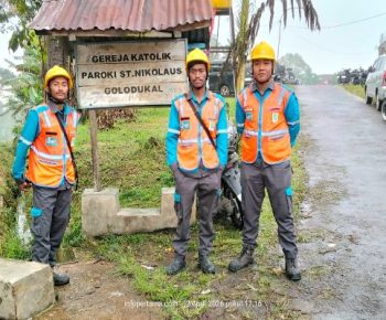 Pastikan Listrik Andal Selama Pekan Suci di Manggarai, Petugas PLN Siaga di Gereja Golo Dukal
